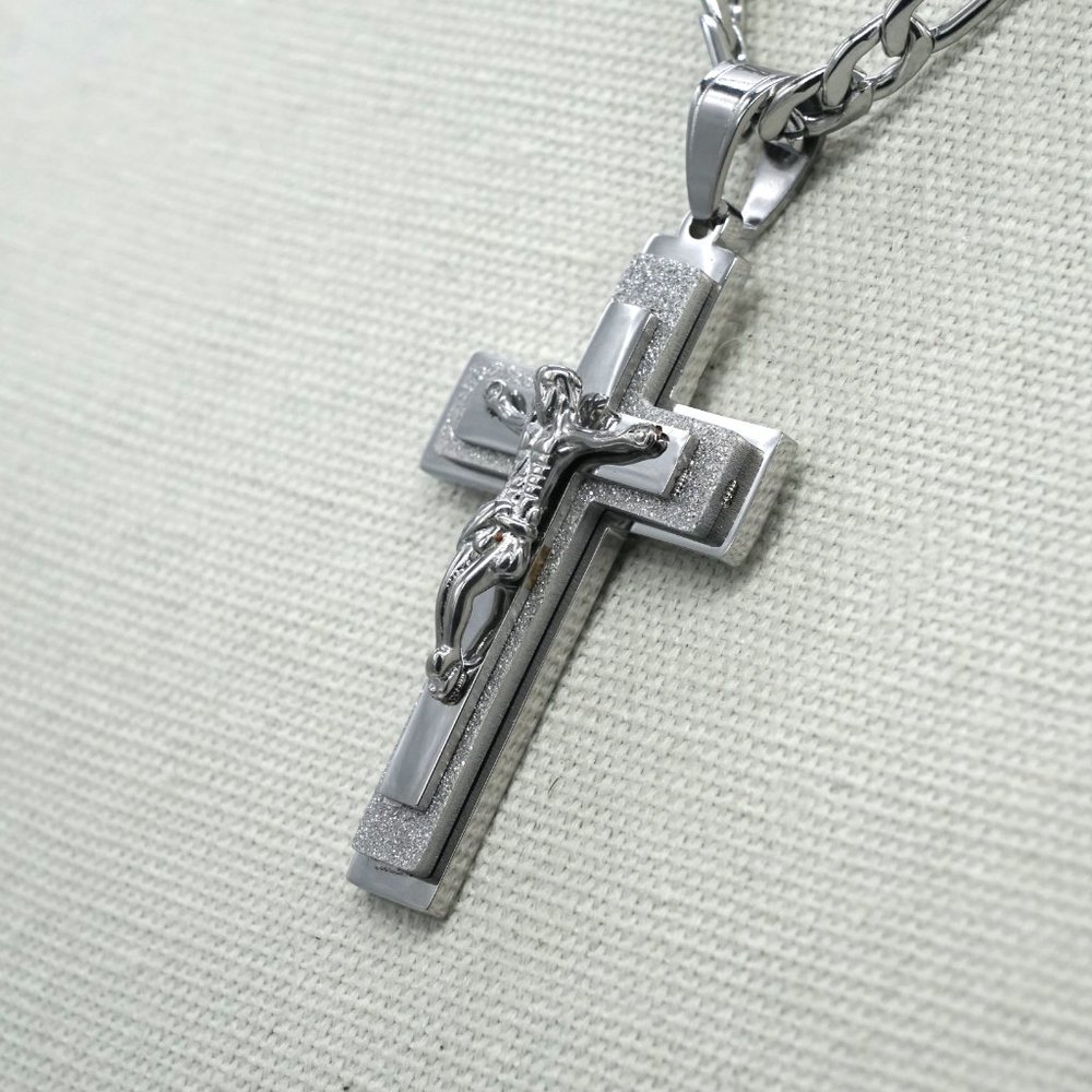 Beautiful stainless steel crucifix and chain. - Picture 2 of 8